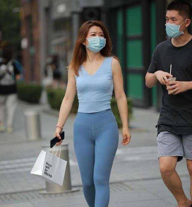颜色|魅力动人的打底裤装扮很有时尚感,凸显美女精致的一面,吸引视线