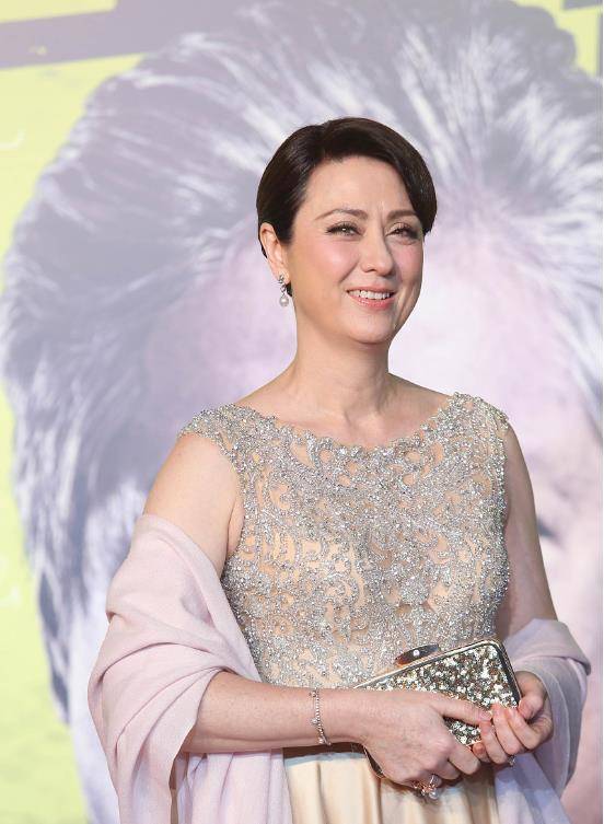 设计|高丽虹和洪金宝结婚30年，没生孩子身材撩人，穿裙子更像小姑娘