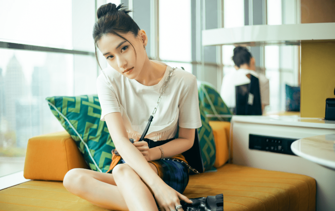 黑色|何超莲不愧是千金，穿白T恤搭配彩色短裙高级时髦，女神范十足
