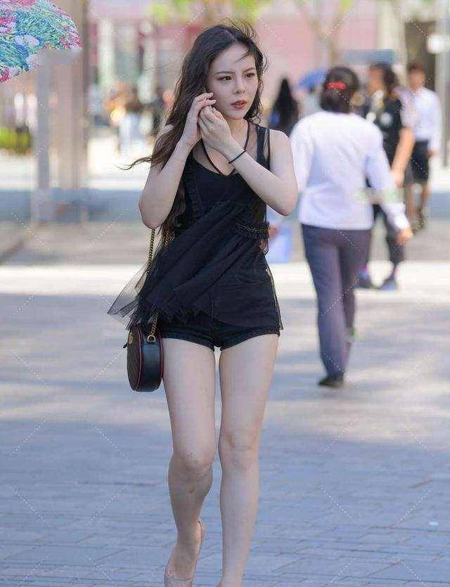 黑色|黑色打底裤搭配时尚上衣,比较日常休闲,显得很单调和素净