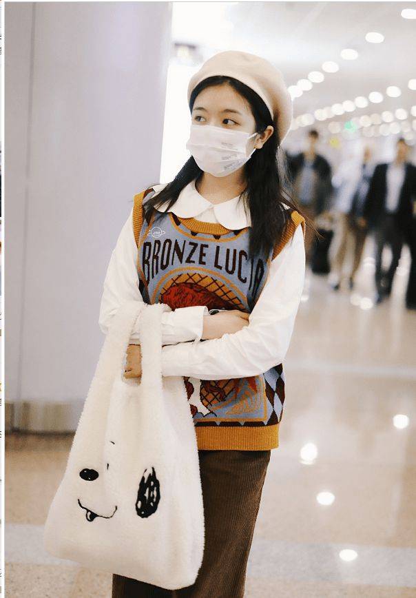 背心|李兰迪身穿黄色外套显孩子气和少女感
