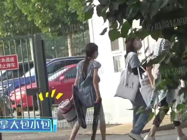 身材|袁泉母女罕被拍,11岁女儿比例惊人模样太像夏雨,千元羽毛球抢镜