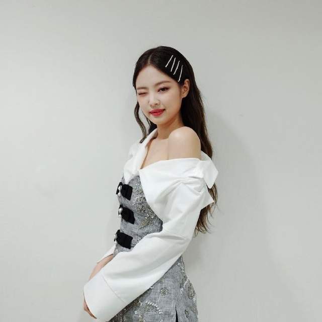 金智妮|金智妮穿牛仔裙还要露香肩，不愧是女子组合，穿衣就是大胆又前卫
