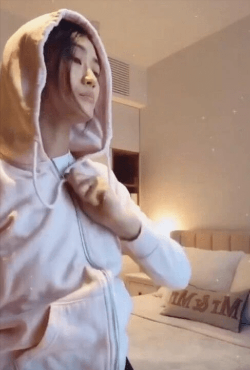 原创李小鹏妻子李安琪近照胖了还是有喜了大女儿奥莉淑女范十足