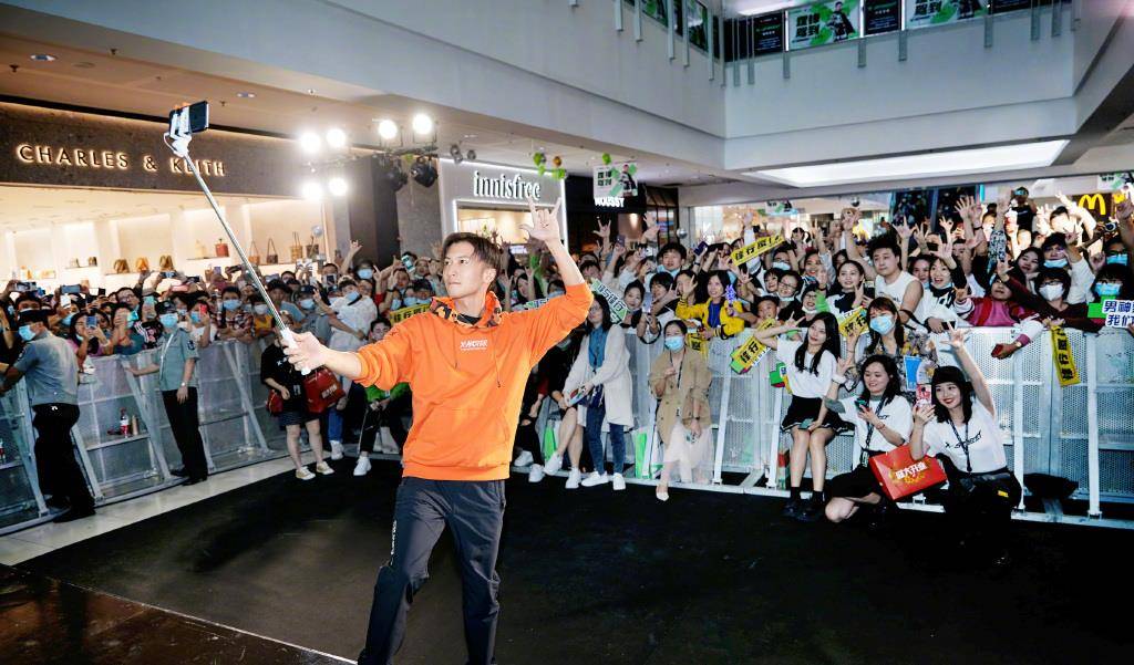 蓝发|谢霆锋转行当厨师，穿卫衣染蓝发做黑暗料理，豪华厨房堪比五星级