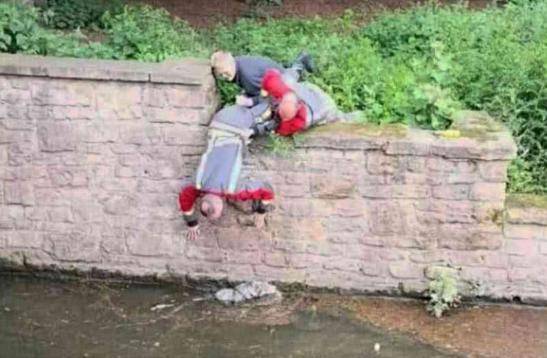 智商|3个大男人趴河岸边, 不是钓鱼, 而是钓哈士奇?