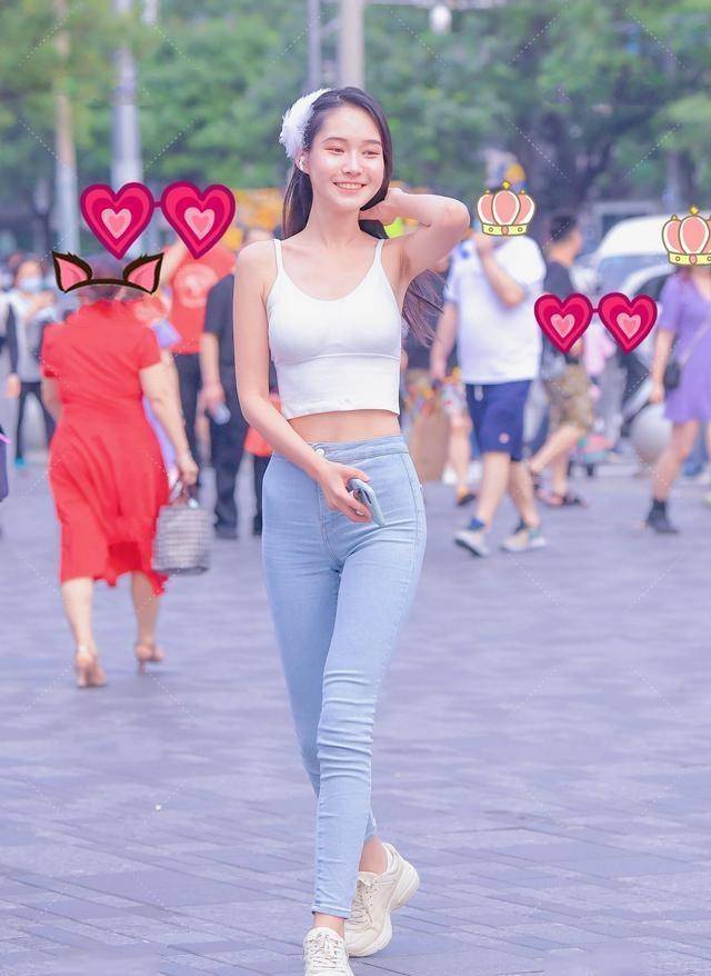 黑色|白色露背吊带搭配牛仔打底裤，显得更加的美观，简洁干净的造型