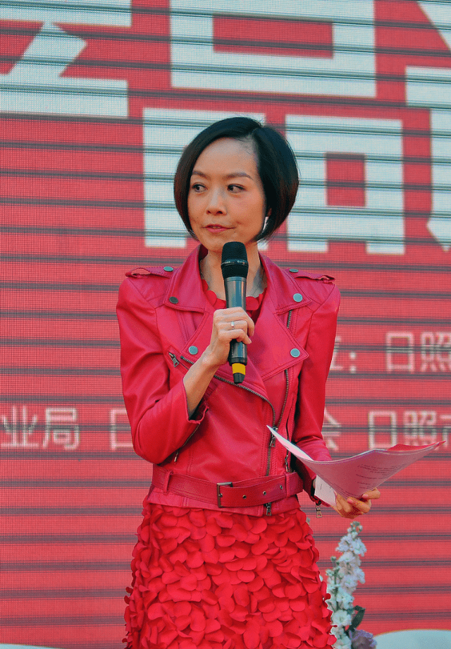 身材|鲁豫实在太瘦了，穿紧身衣服也没肉感，这身材女明星看了也羡慕