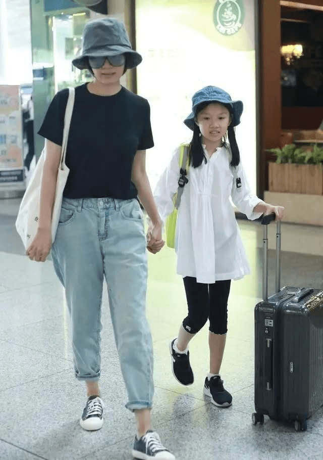 身材|袁泉母女罕被拍,11岁女儿比例惊人模样太像夏雨,千元羽毛球抢镜