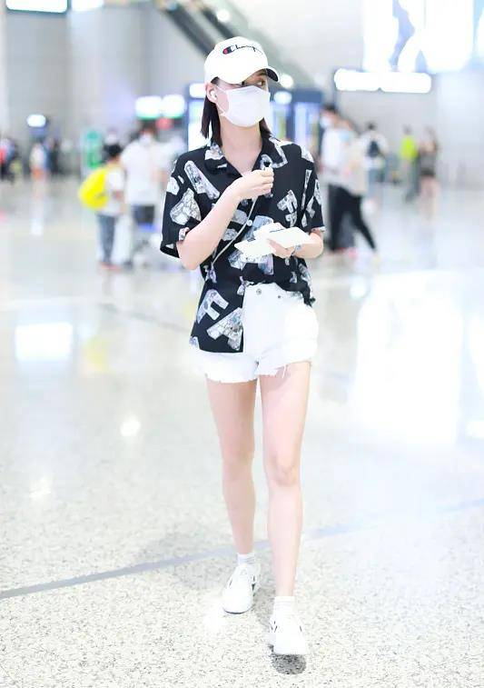 白富美|赌王女儿何超莲真是白富美，穿衬衣热裤走机场，大长腿富家女少见