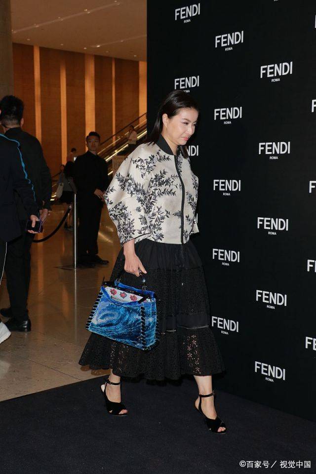 郭晶晶|郭晶晶是胖了点吗?穿衣更像“阔太太”了,站明星堆里气质也没输