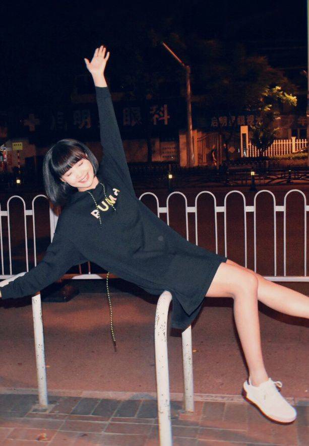 显得|吕小雨卫衣居然这么穿，打扮简直太可爱了