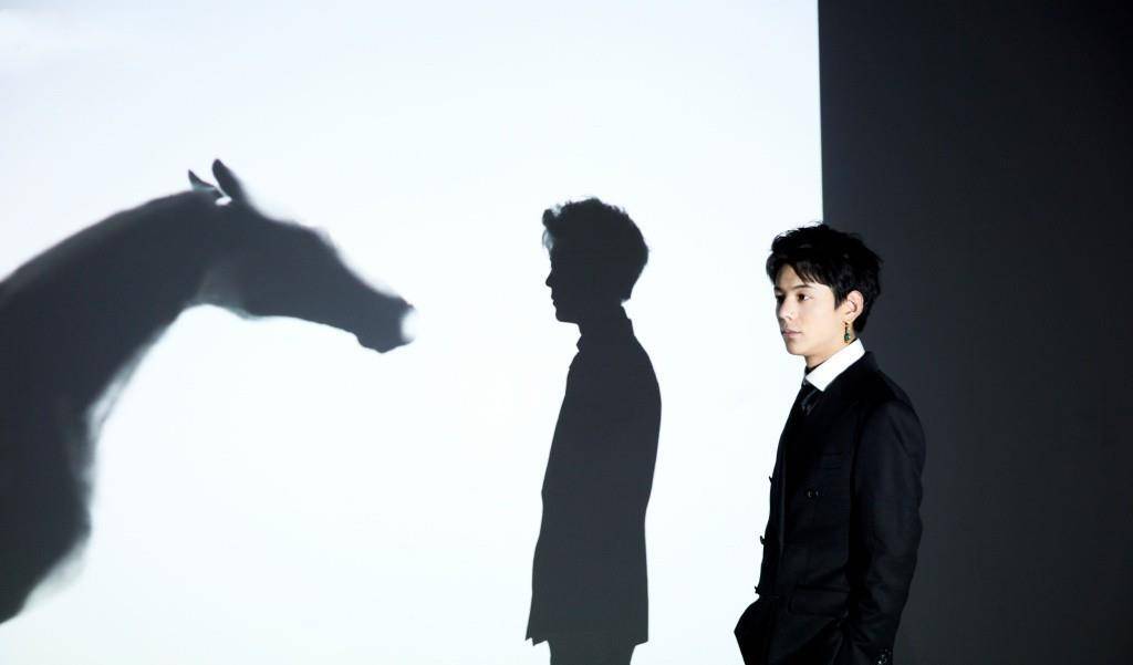 西湖|薇娅首次携丁真游西湖,丁真穿白衣黑裤哪像老板,夸张滤镜被吐槽