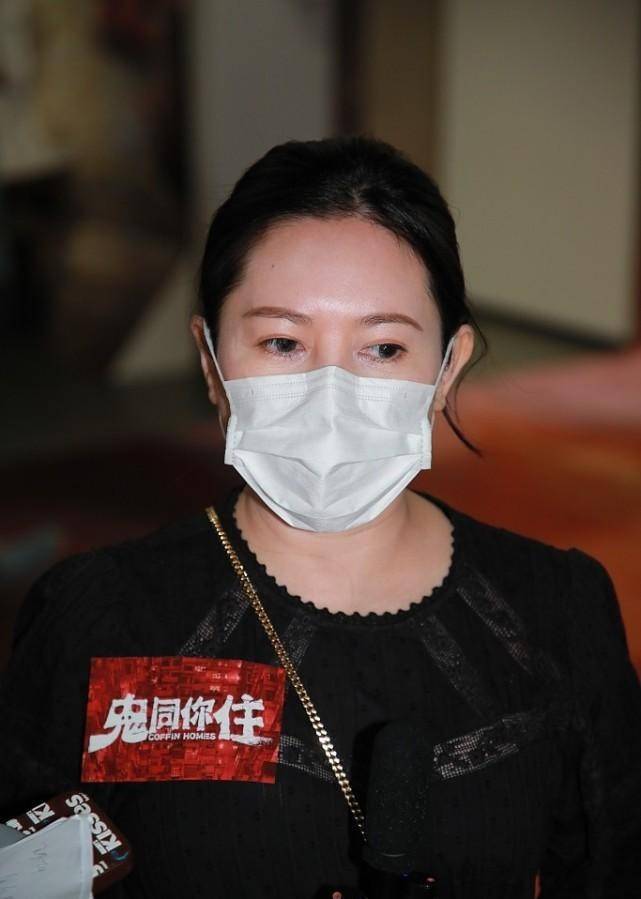 形象|李丽珍不服老就对了，55岁仍能拍电影，穿着清纯学妹装，显腿细