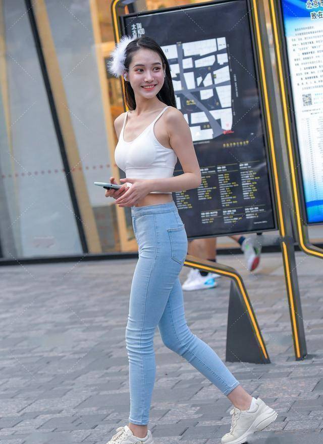 黑色|白色露背吊带搭配牛仔打底裤，显得更加的美观，简洁干净的造型