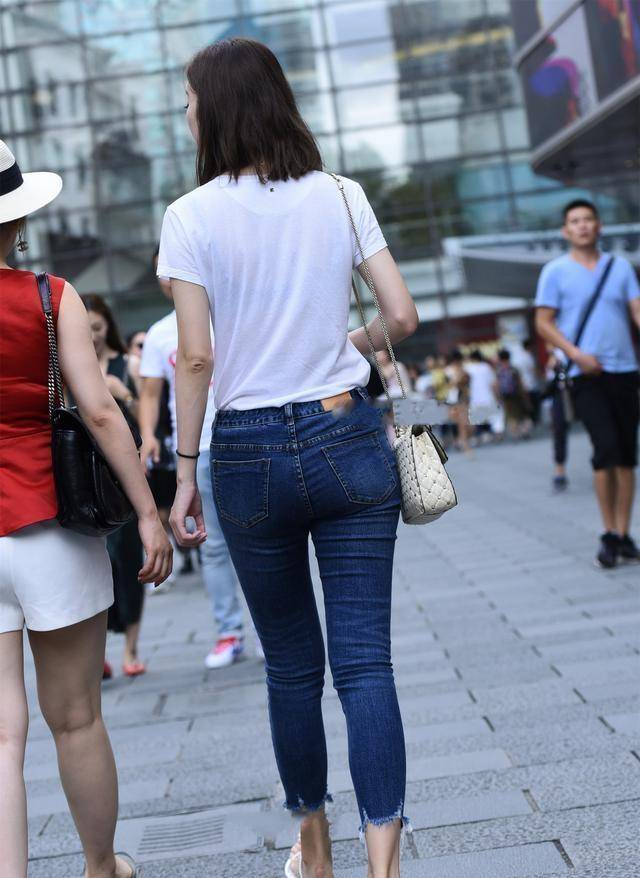 黑色|黑色短裤短袖搭配蓝色齐腰打底裤，颜色时尚干净，清爽自信