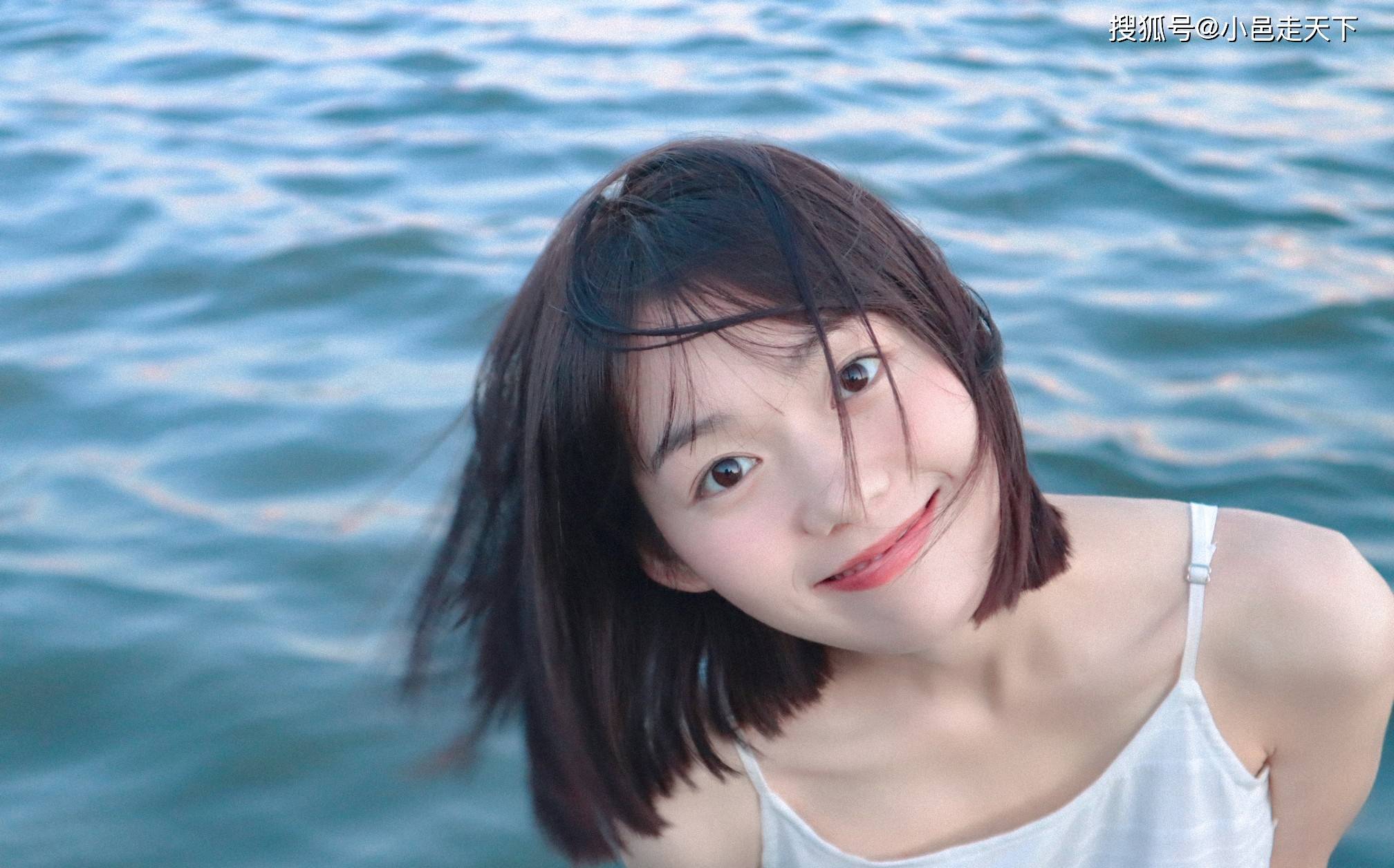 连衣裙|段奥娟白色连衣裙海边写真