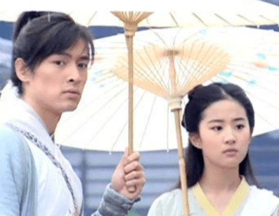 样子|男星古装撑伞造型,肖战、龚俊、宋亚轩,你最想和谁共撑一把伞?