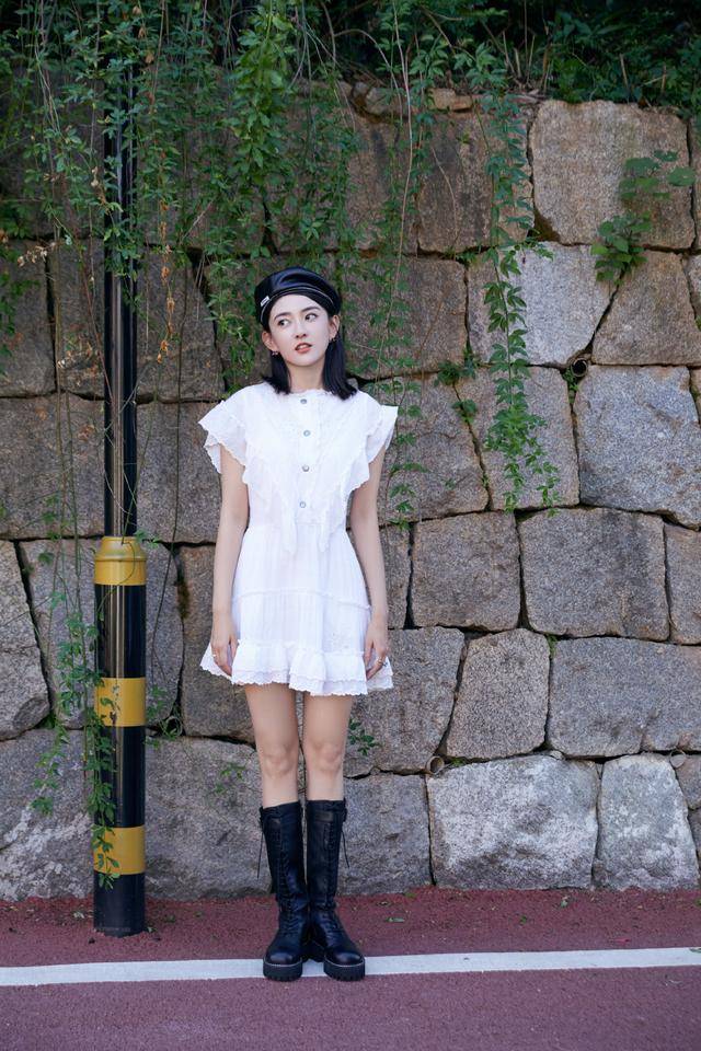 黑色|单身后的梁洁美回来了，穿小白裙清纯甜美，双腿细得像筷子