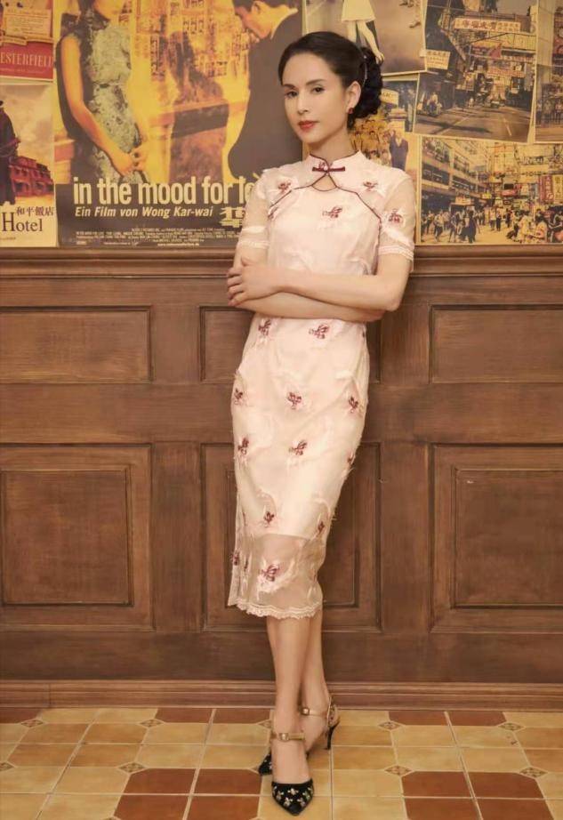 身材|54岁李若彤晒旗袍美照,修容过度像是假面人,发际线过高显男相