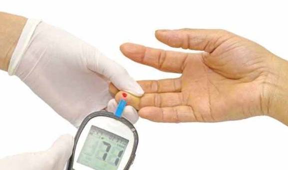 进行|正确监测血糖，预防糖尿病并发症！多久测一次？80%的人做错了