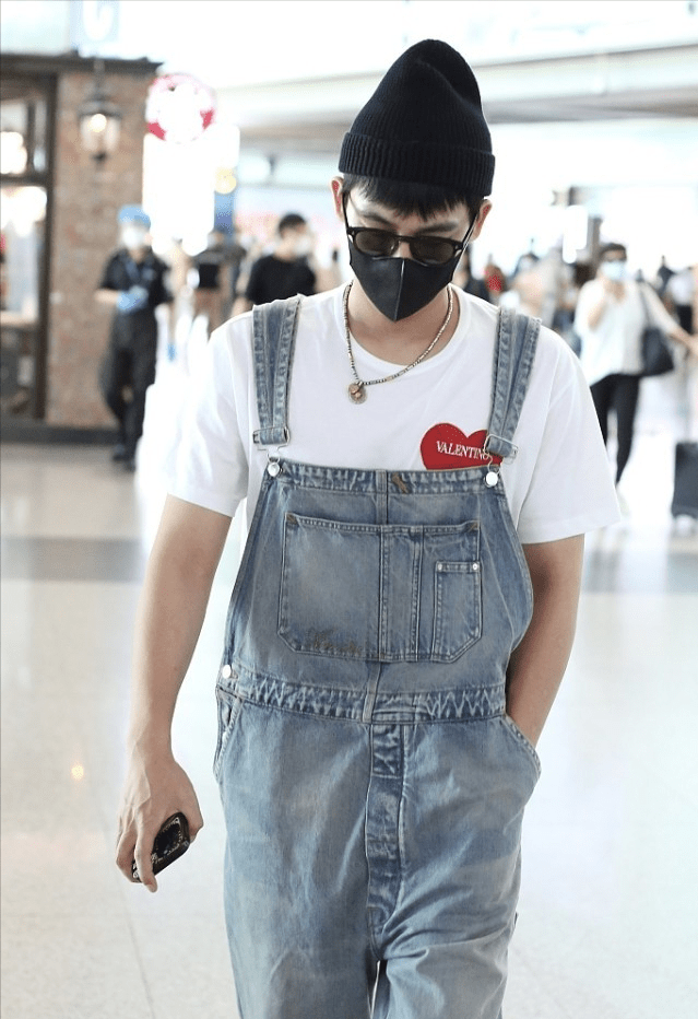 男生|谁说男生不能穿背带裤，配件T恤就挺好看的，30+也能穿出少年感