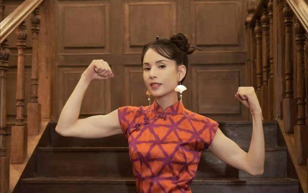 身材|54岁李若彤晒旗袍美照,修容过度像是假面人,发际线过高显男相