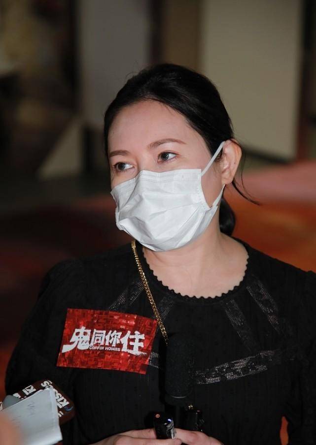 形象|李丽珍不服老就对了，55岁仍能拍电影，穿着清纯学妹装，显腿细