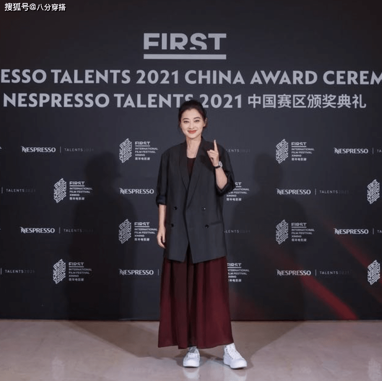 身材|梅婷的气质感“绝”了，黑西装配酒红色半身裙知性干练，成熟优雅