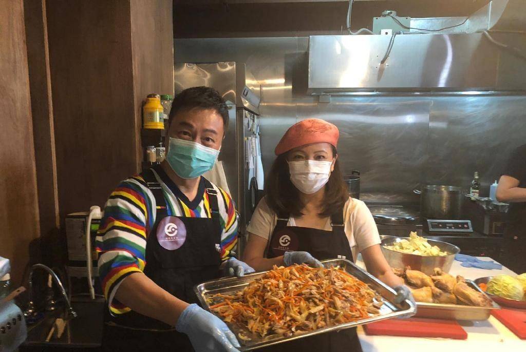 口袋|57岁黎耀祥西安游玩,穿卫衣束脚裤重游旧地,插口袋装酷姿势太帅