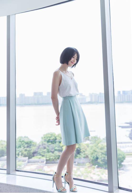 身材|高圆圆真是“浓颜系”美女，穿一身花哨裙子出镜，美貌依旧很耀眼