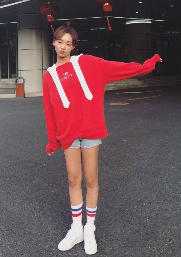 显得|吕小雨卫衣居然这么穿，打扮简直太可爱了