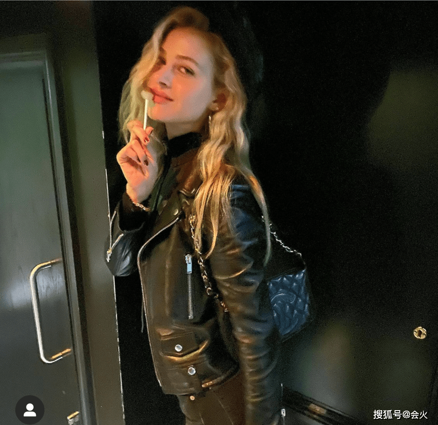 女友|贝克汉姆大儿子谈恋爱被拍，女友身材颜值不输贝嫂！当街撒娇亲吻