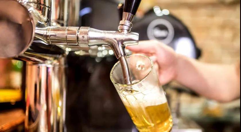 全球啤酒排行_荷兰是欧洲最大啤酒出口国,位居世界第二,排名第一的是…
