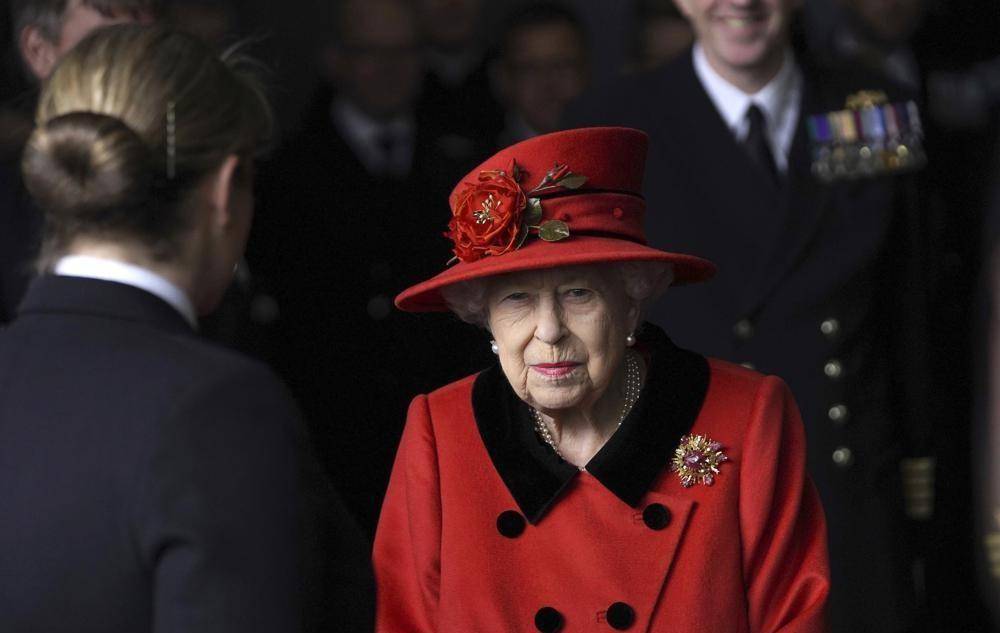 养人|女王成功走出亲王离世阴影,穿红大衣戴丈夫情物,笑容满面心情好