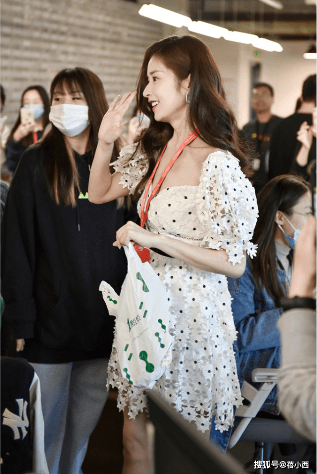 美眉|颖儿90斤的身材穿啥都不差,一袭低胸小白裙秀出好身材,让人羡慕