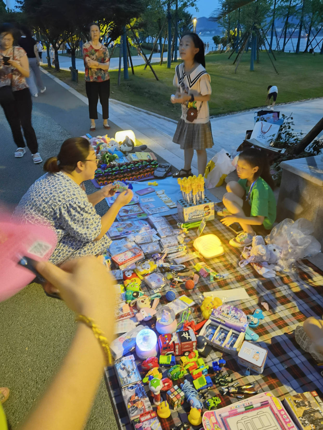 湖北宜昌小学生摆摊生意经