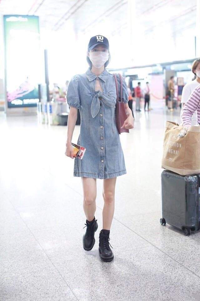 金智妮|金智妮穿牛仔裙还要露香肩，不愧是女子组合，穿衣就是大胆又前卫
