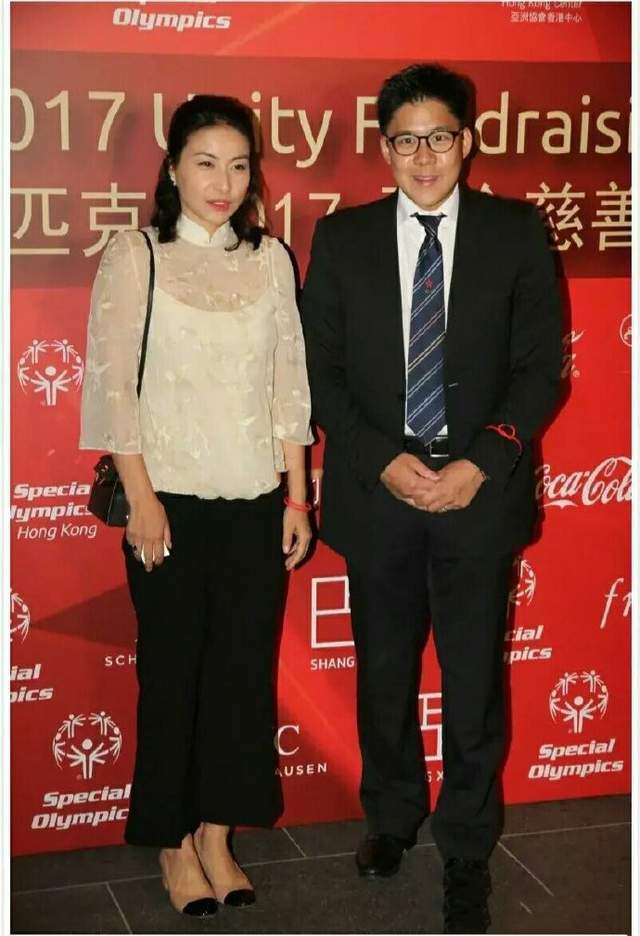 郭晶晶|郭晶晶是胖了点吗？穿衣更像“阔太太”了，站明星堆里气质也没输