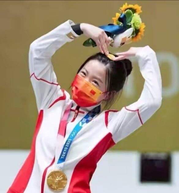 氛围|双金得主杨倩罕晒度假照，打扮随性姿势中二，淡妆出镜气质大变样