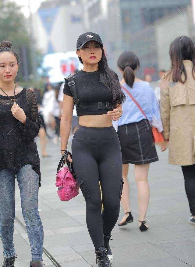 女孩子|打底裤的搭配美丽又随性，展现优雅动人的气息，干净利落