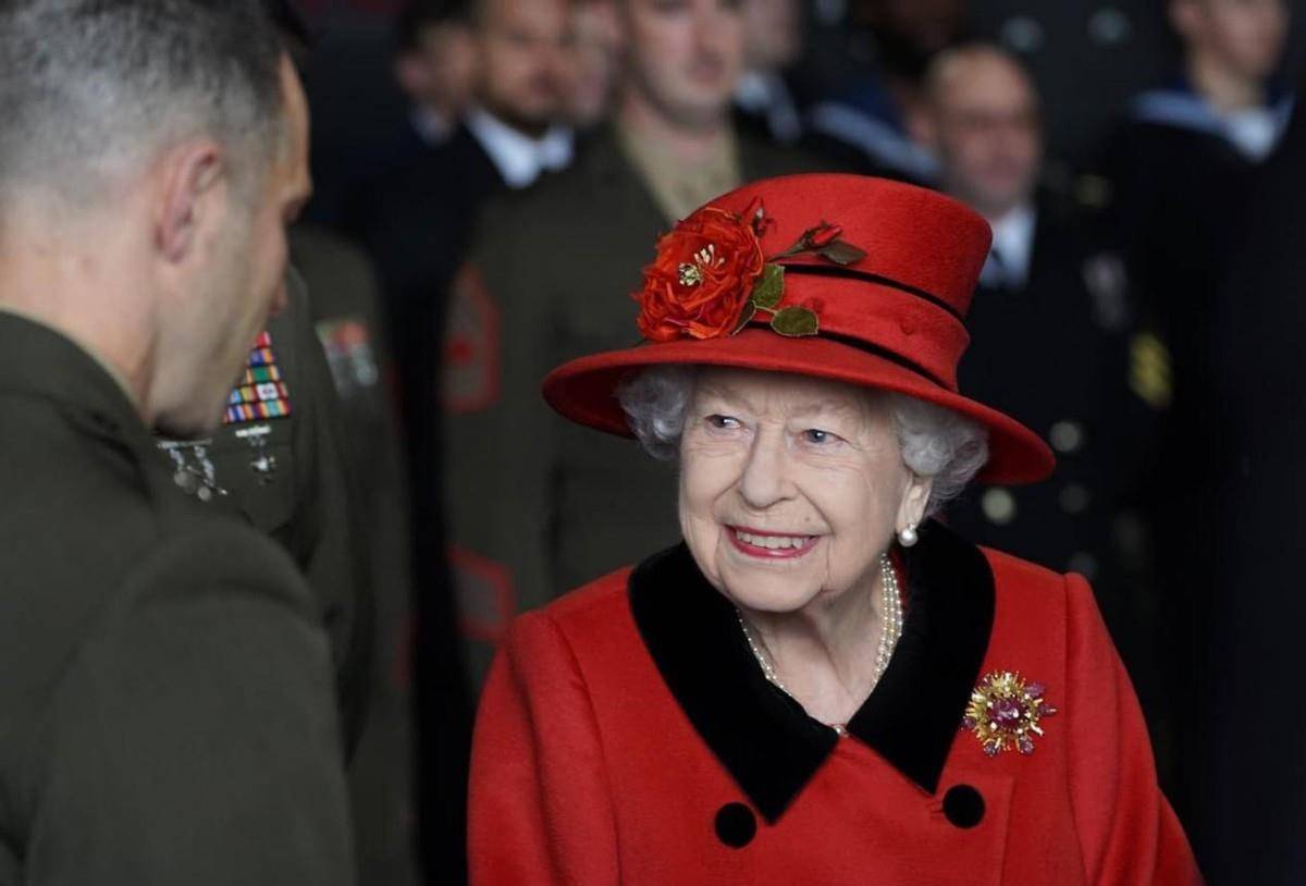 养人|女王成功走出亲王离世阴影,穿红大衣戴丈夫情物,笑容满面心情好