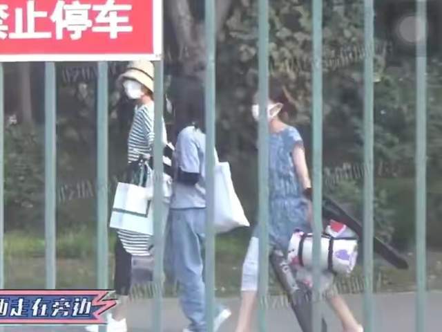 身材|袁泉母女罕被拍,11岁女儿比例惊人模样太像夏雨,千元羽毛球抢镜