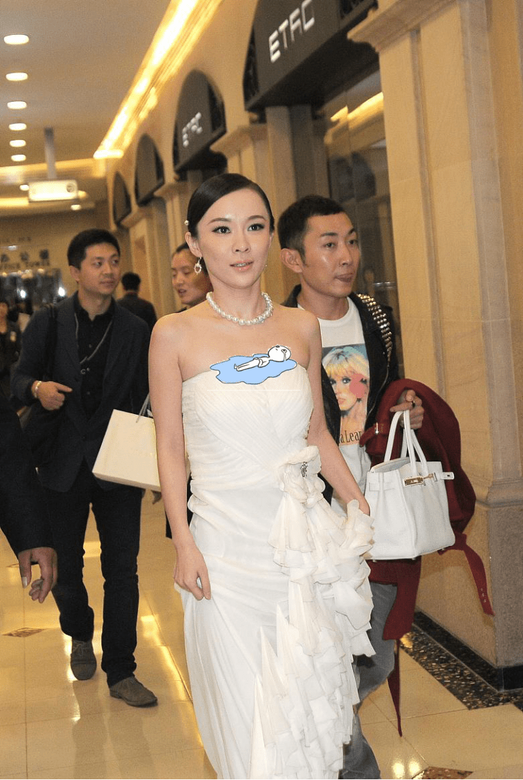 鱼尾|霍思燕原来曲线感这么好，穿白色抹胸裙，真是挡不住的迷人魅力