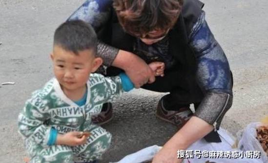 因为|大爷路边卖“罕见小吃”,一斤15元,顾客:现在这种小吃不多见了