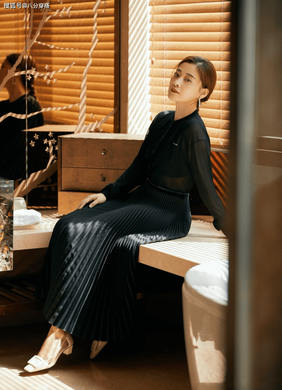 身材|梅婷的气质感“绝”了，黑西装配酒红色半身裙知性干练，成熟优雅