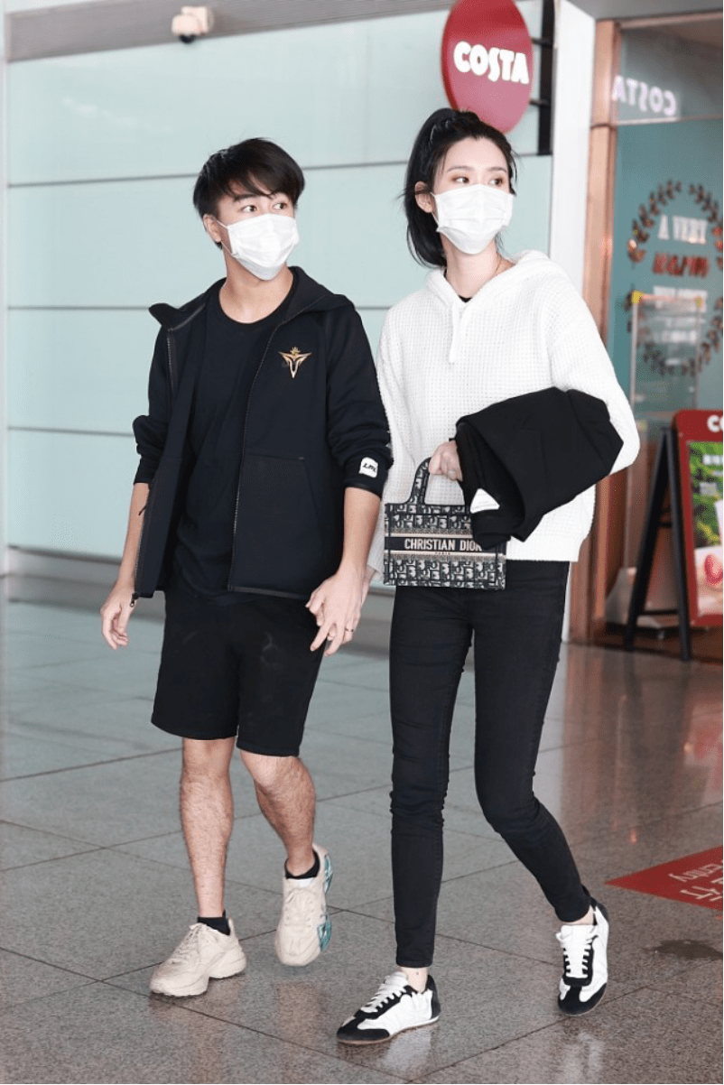 羽绒服|奚梦瑶真有超模感，穿厚实羽绒服身形也高挑，和老公走一块更明显