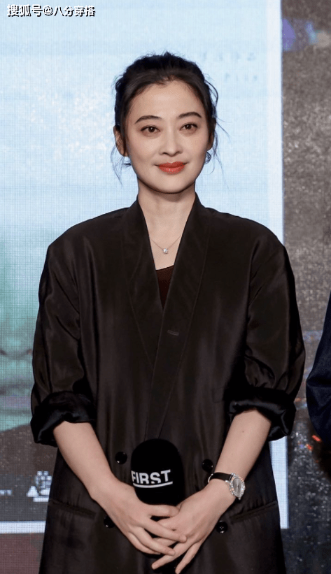 身材|梅婷的气质感“绝”了，黑西装配酒红色半身裙知性干练，成熟优雅