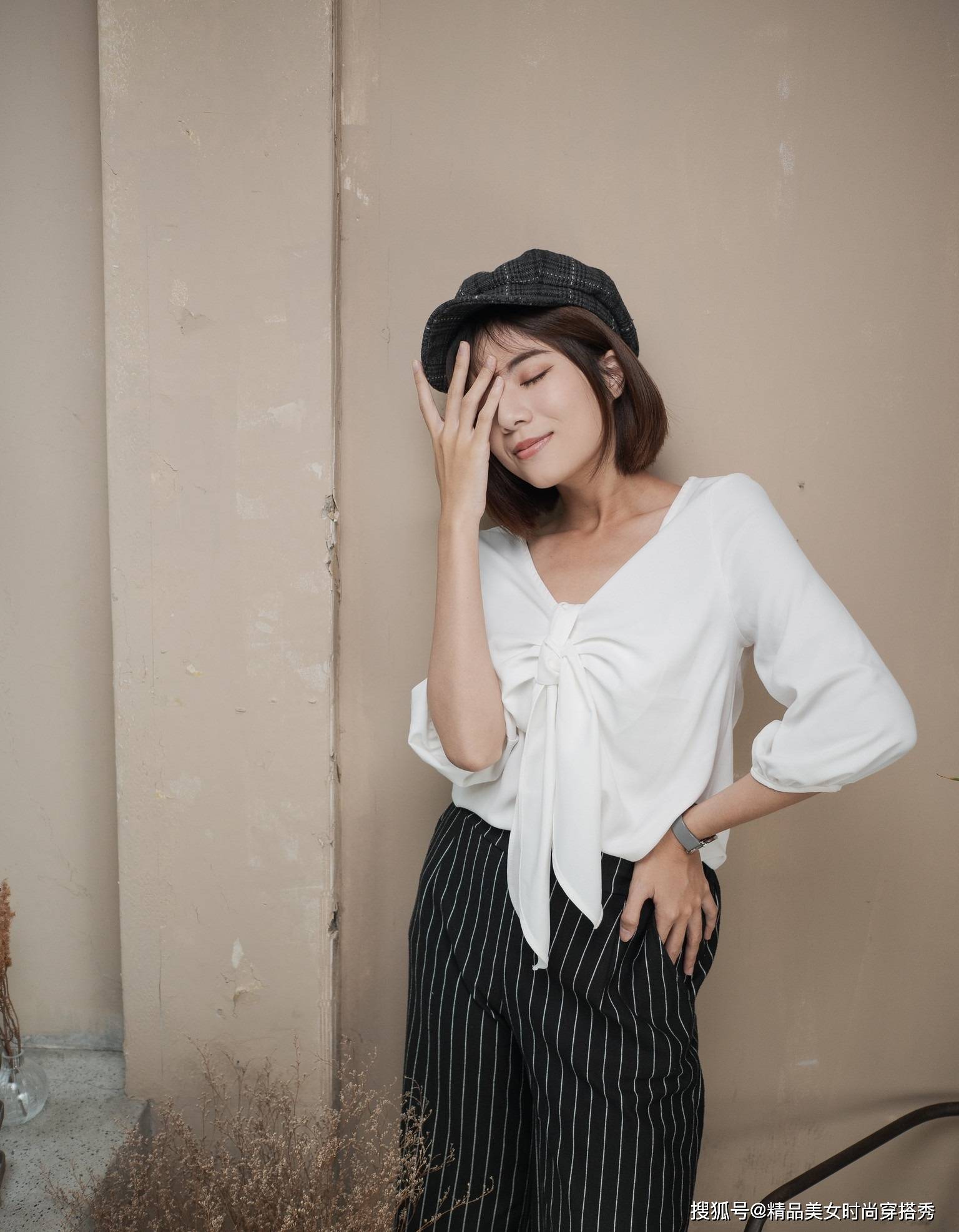 白色雪纺衬衫,轻薄透气,下搭一条竖条纹的阔腿休闲裤,干练优雅