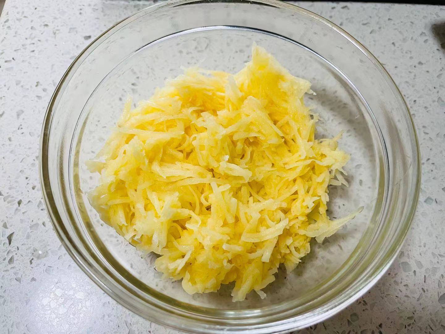 做法|天热懒得做早餐，试试土豆这种吃法，只需简单2步，好吃还管饱